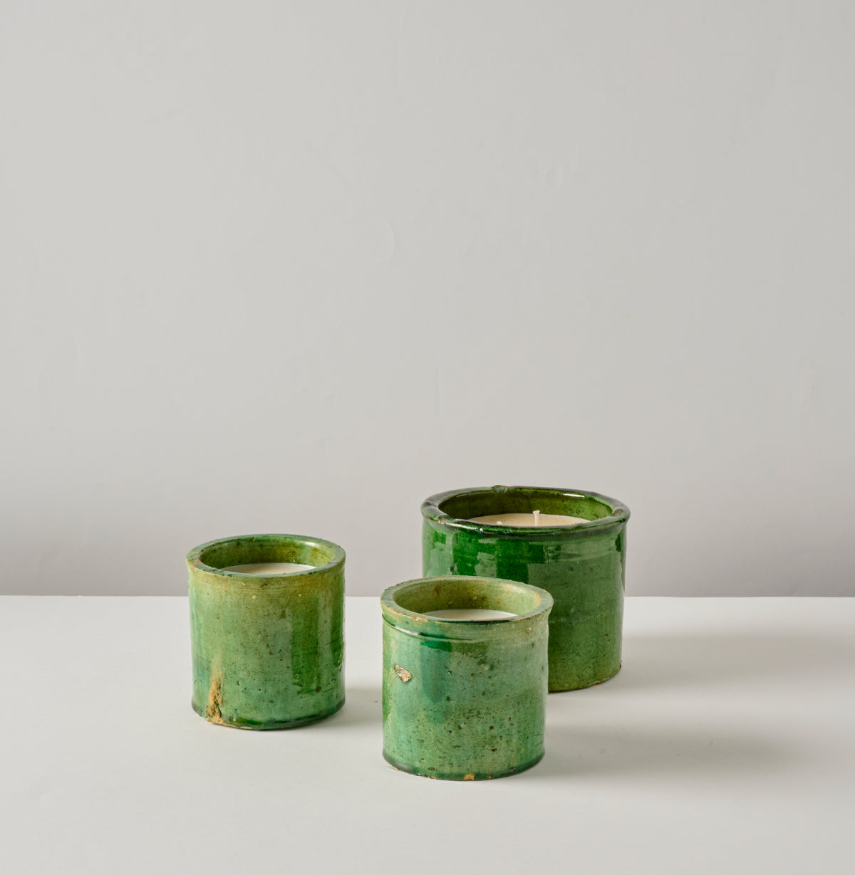 Tamgrood geurkaarsen in groen geglazuurde terracotta