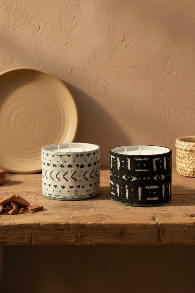 Atelier Marhaban Etnika geurkaarsen met Afrikaanse motieven in glas, omwikkeld met textiel. Verkrijgbaar in zwart en wit.