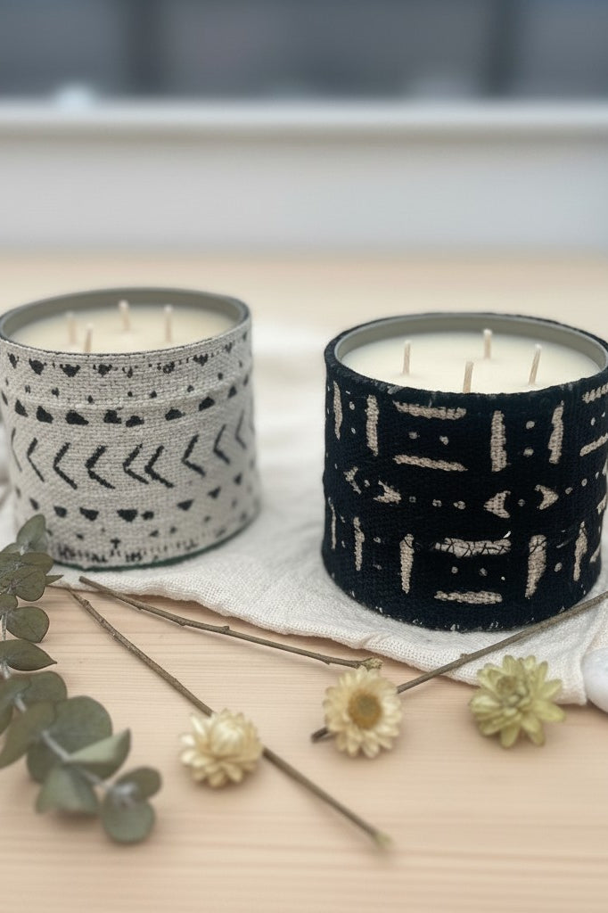 Atelier Marhaban Etnika geurkaars in glas met handgeweven textiel in zwart of wit met Afrikaanse motieven. Gemaakt van sojawas.
