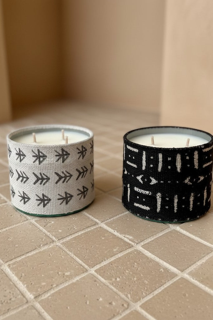 Atelier Marhaban Etnika geurkaars in glas met handgeweven textiel in zwart of wit met Afrikaanse motieven. Gemaakt van sojawas.