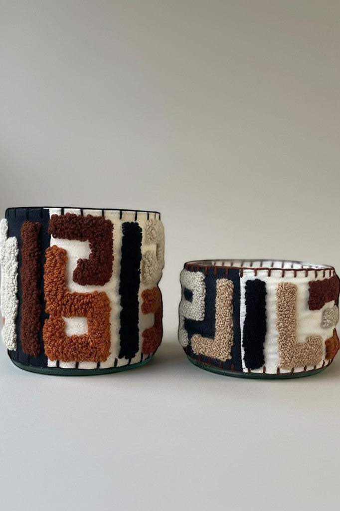 Atelier Marhaban Labyrinthe geurkaars in glas met handgeweven textiel in beige, oranje en bruintinten. Gemaakt van sojawas.
