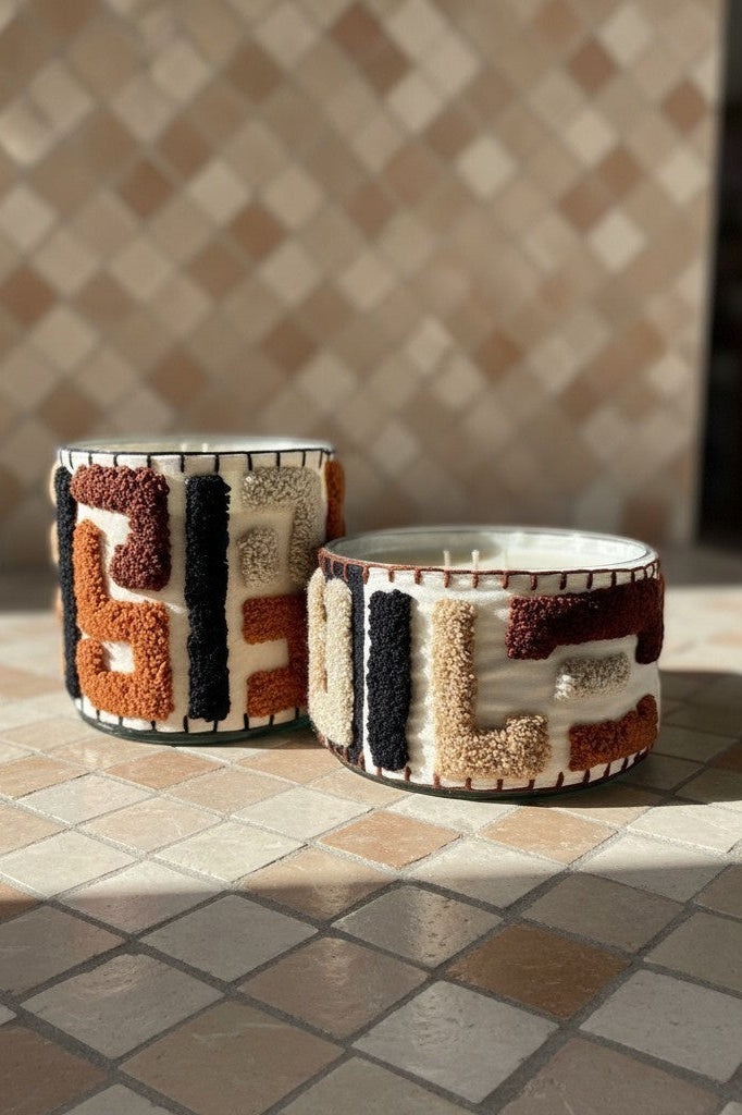 Atelier Marhaban Labyrinthe geurkaars in glazen pot met handgeweven textiel in beige, oranje en bruintinten.