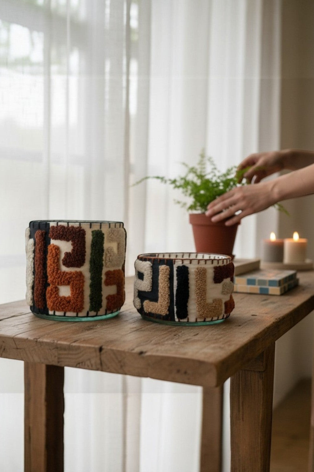 Atelier Marhaban Labyrinthe geurkaars in glazen pot met handgeweven textiel in beige, oranje en bruintinten. Gemaakt van sojawas.