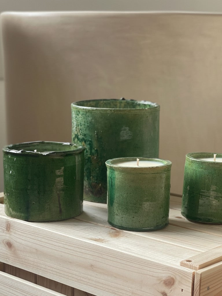 Atelier Marhaban Tamgroot geurkaars in groen en geel, handgemaakt van terracotta met natuurlijke glazuur.