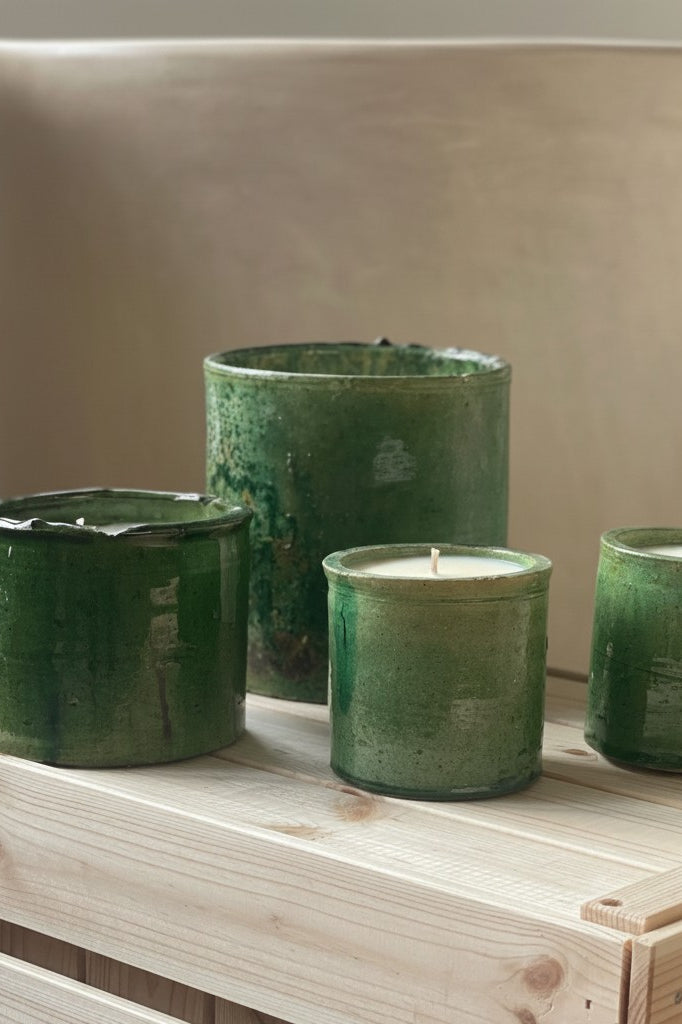 Atelier Marhaban Tamgroot geurkaars in groen en geel, handgemaakt van terracotta met natuurlijke glazuur.