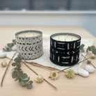 Atelier Marhaban Etnika geurkaars in glas met handgeweven textiel in zwart of wit met Afrikaanse motieven. Gemaakt van sojawas.