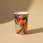 Atelier Marhaban Picasso geurkaars in keramiek met handgeschilderd Picasso-geïnspireerd design en bladgoud details. Gemaakt van sojawas.