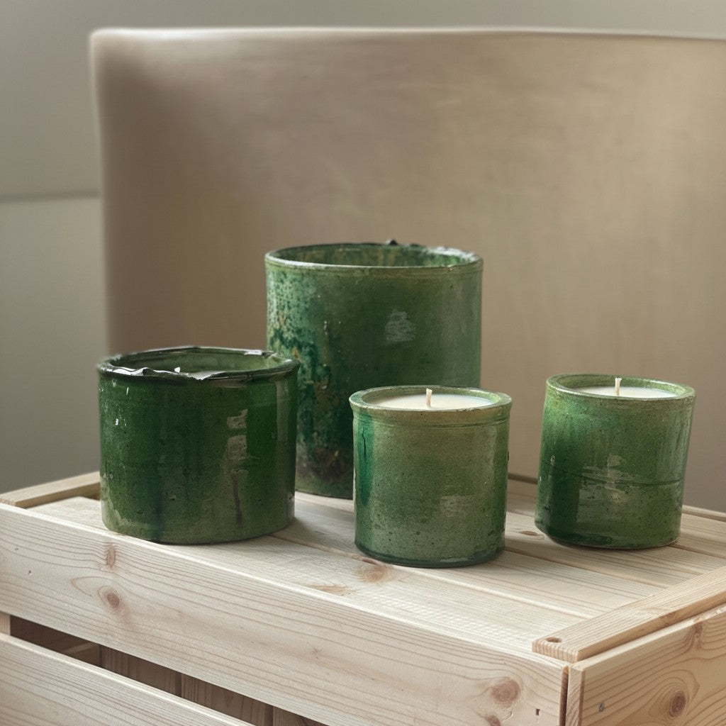 Atelier Marhaban Tamgroot geurkaars in groen en geel, handgemaakt van terracotta met natuurlijke glazuur.